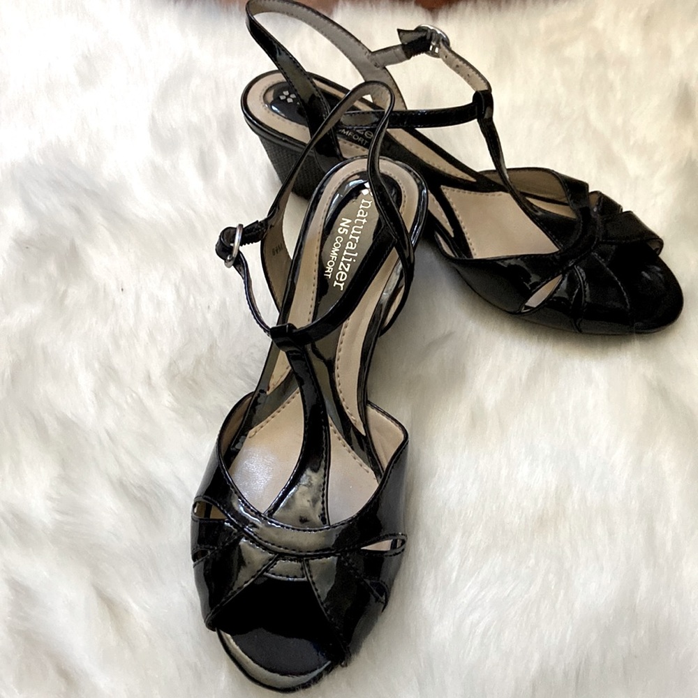 Cute naturalizer sling back wedge in size 6.5M